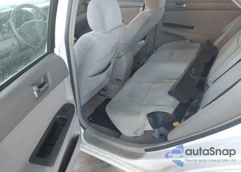 2005 Toyota Camry Le z USA, uszkodzony, nr VIN 4T1BE32K25U400213